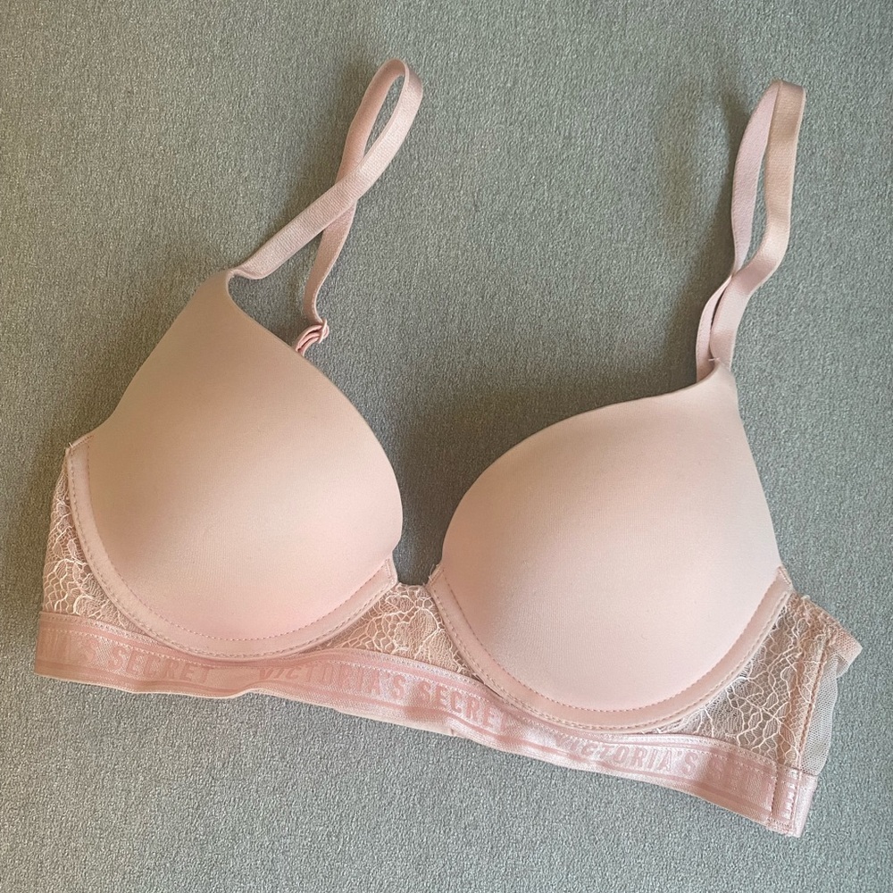Victoria's Secret VERY SEXY smooth Push Up Bra with Logo
